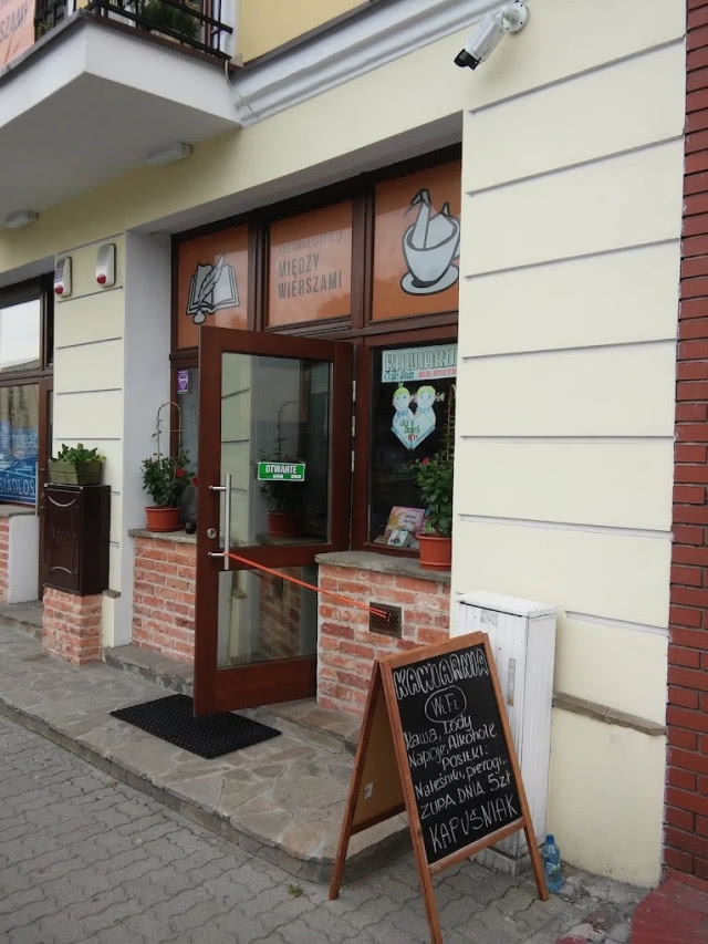 wejście do księgarni 