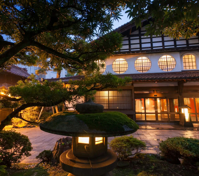 widok na hotel w nocy