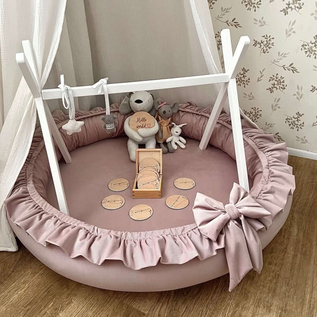 mata z baldachimem  stojakiem na zabawki