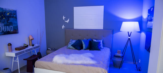 Oświetlenie smart dodaje klimatu w pomieszczeniach, ale może też skutecznie odstraszać włamywaczy