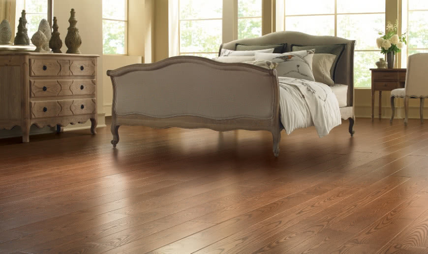 Drewniana podłoga do klasycznej sypialni