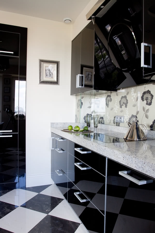 Czarne szklane fronty szafek kuchennych...