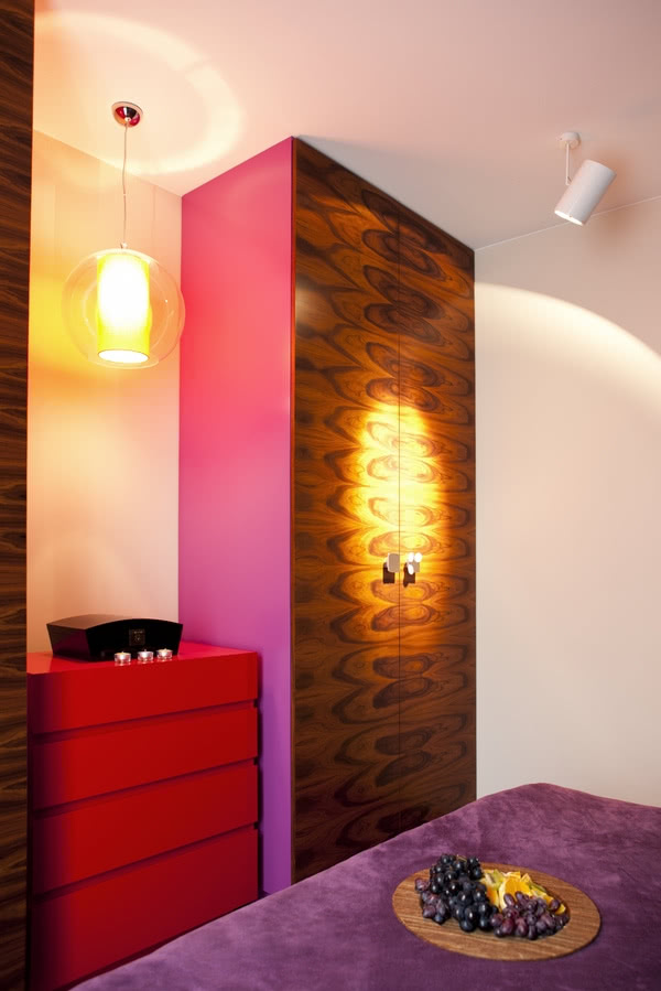 W sypialni dominuje kolor fioletowy. Efektowny...