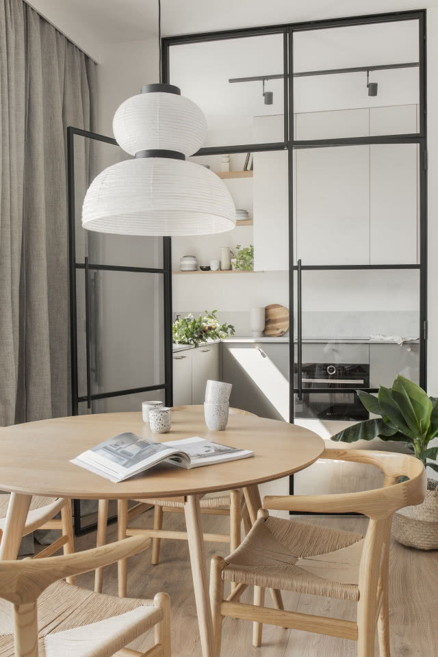 Szklana ścianka pomiędzy kuchnią, a salonem