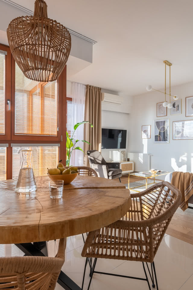 Okrągły stół drewniany z krzesłami rattanowymi w stylu boho