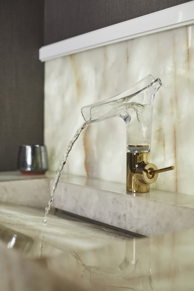 Przezroczysty kran złoty