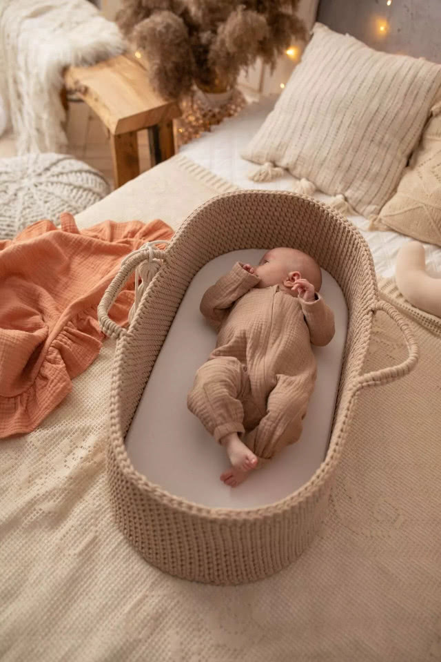 kosz Mojżesza z niemowlakiem w środoku