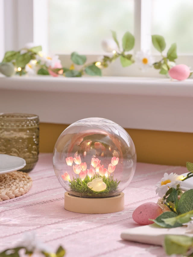 lampion w kształcie kuli z kwiatami