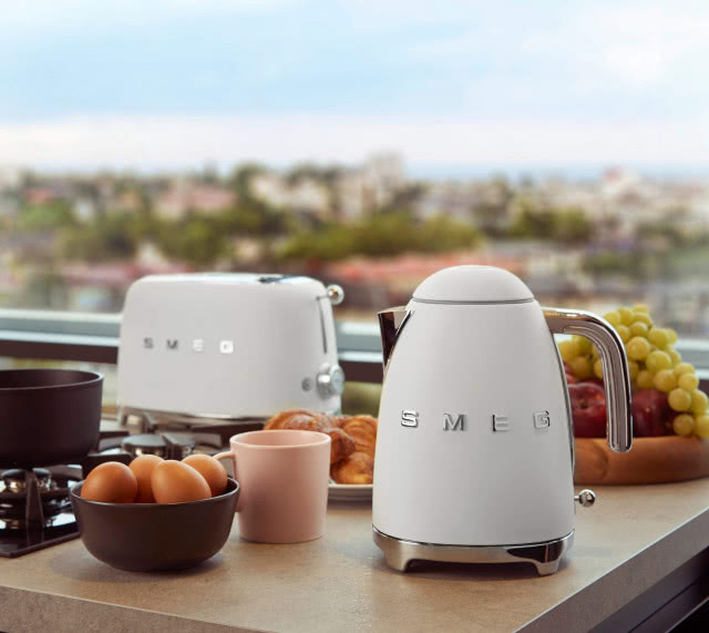 smeg czajnik elektryczny, wyspa kuchenna, toster, jajka, kuchenka gazowa, winogrona, jabłka, owoce, okno