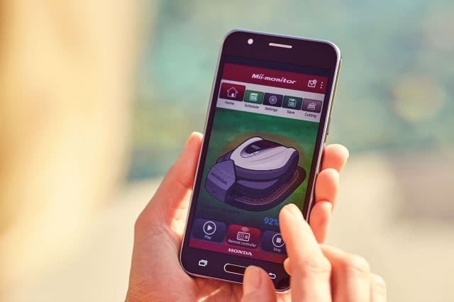 Aplikacja Mii-monitor Honda Miimo 3000 Live na telefon komórkowy/tablet zapewnia zdalne śledzenie pracy robota i zarządzanie jego ustawieniami w dowolnej chwili. Tło ekranu wyświetla się w 5 kolorach przypisanych do danej czynności robota. Aplikacja wysyła też użytkownikowi powiadomienia PUSH, w tym alerty bezpieczeństwa i przypomnienia o konserwacji.