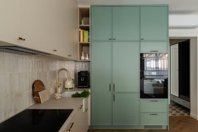 kuchnia modern farmhouse w kolorze zielonym