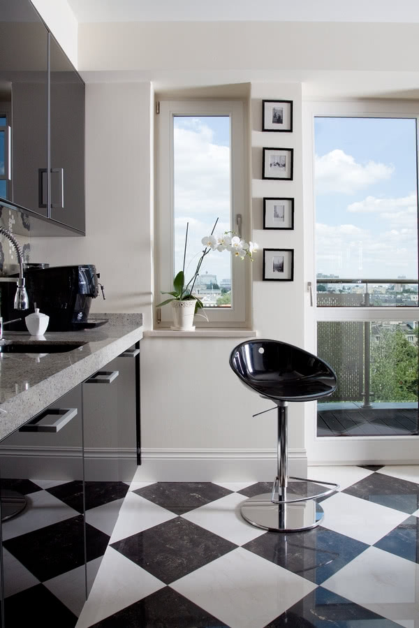 Kuchnia - fronty szafek z czarnego szkła, na...