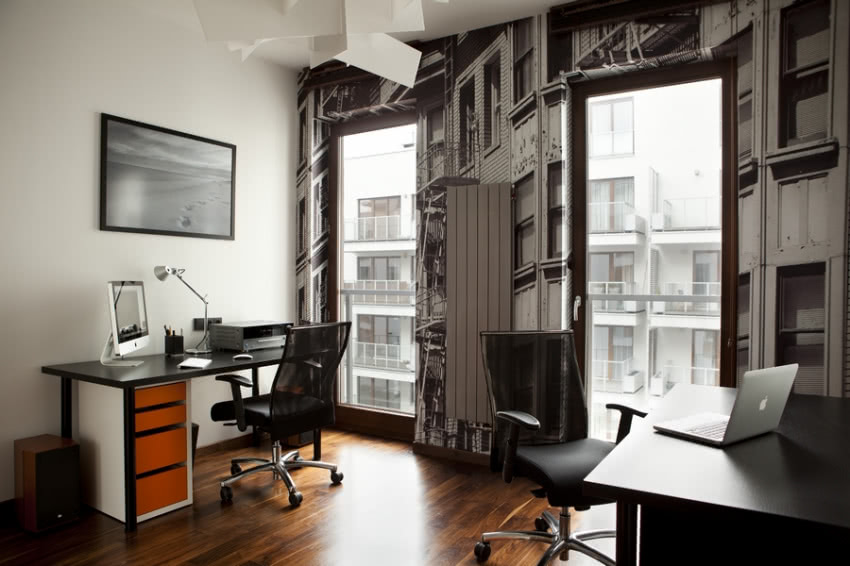 Nowoczesny gabinet - proste meble i czarno-biała...