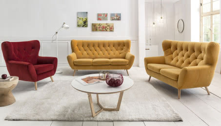 Szara, na nóżkach, w stylu skandynawskim? Czyli jakie sofy kupują Polacy! [Raport]