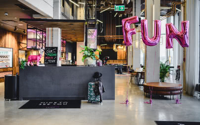 Odwiedziliśmy designerski hotel Moxy w Poznaniu! Robi wrażenie!