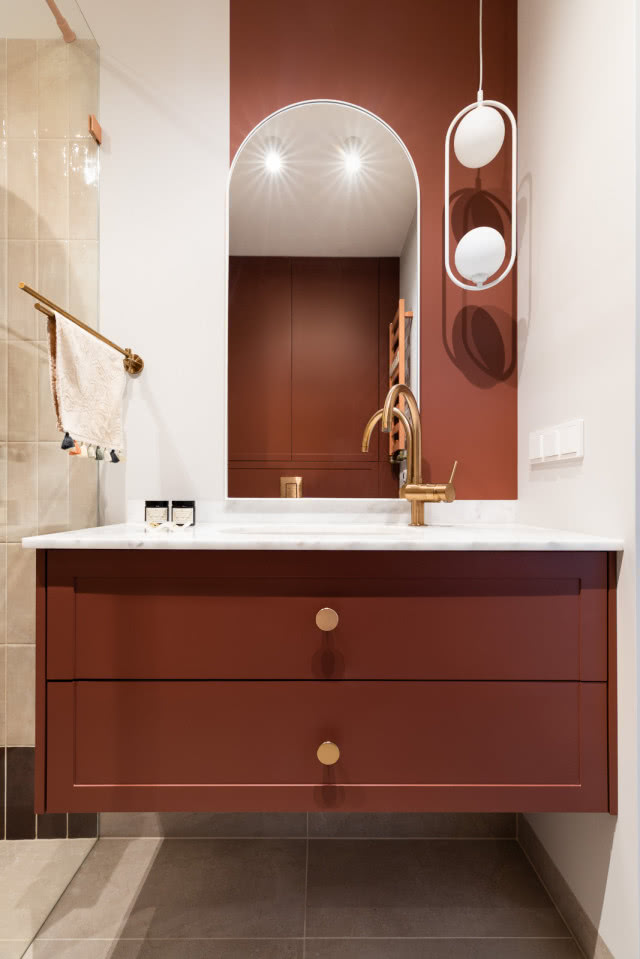 Bordowa łazienka aranżacja