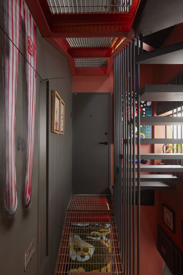 Korytarz z metalową kratą pełniącą funkcje podłogi