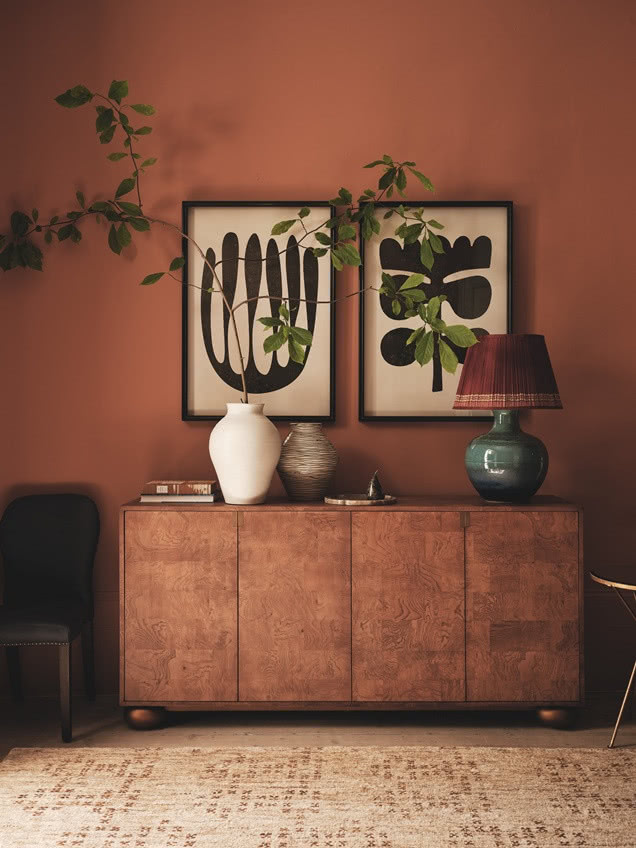 komoda z lampą i kwiatami