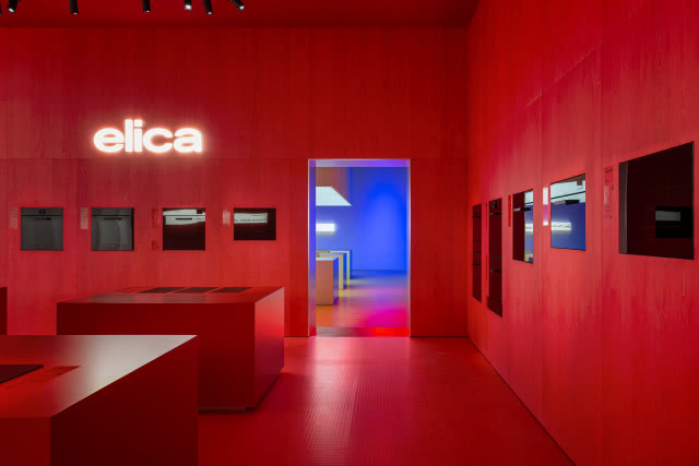 czerwone ściany z zamontowanymi piekarnikami