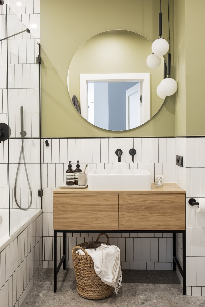 Jasnogroszkowa ściana w łazience
to jedyna...