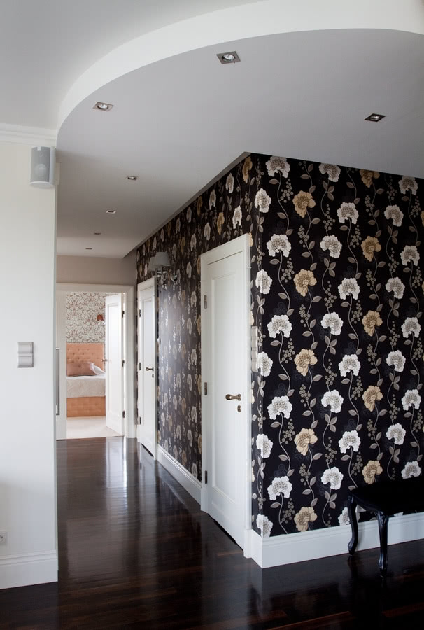 Hol - także tutaj dominują czerń i biel.