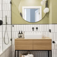 Jasne mieszkanie w stylu japandi. Przypomina scenografię ze znanego filmu!