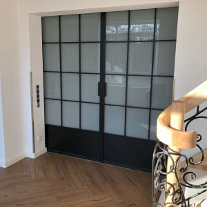 Metalowe ścianki i przeszklenia - jak wyposażyć wnętrze w stylu loftowym? 