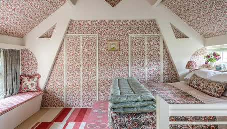 Sypialnia na poddaszu? Tak, ale z pomysłem! Zobacz inspiracje, jak ją urządzić