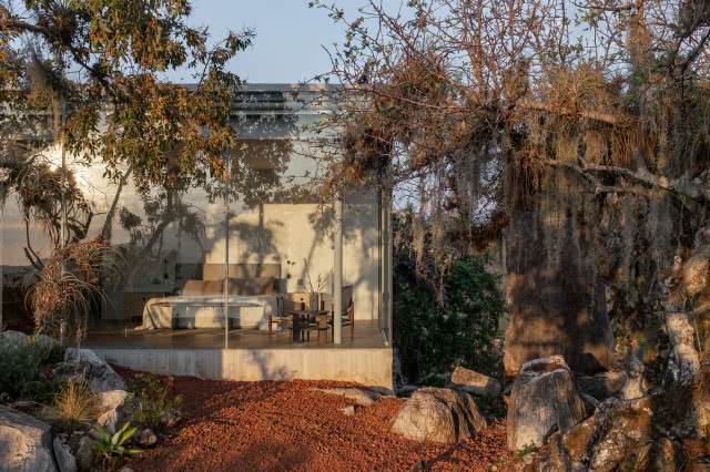 widok o zachodzie słońca, przeszklony parterowy kubik