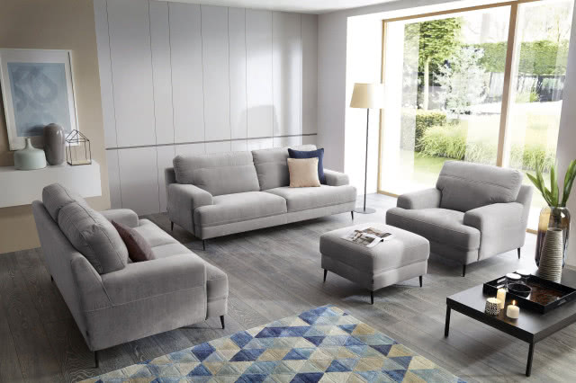 Szara sofa w salonie, aranżacja 