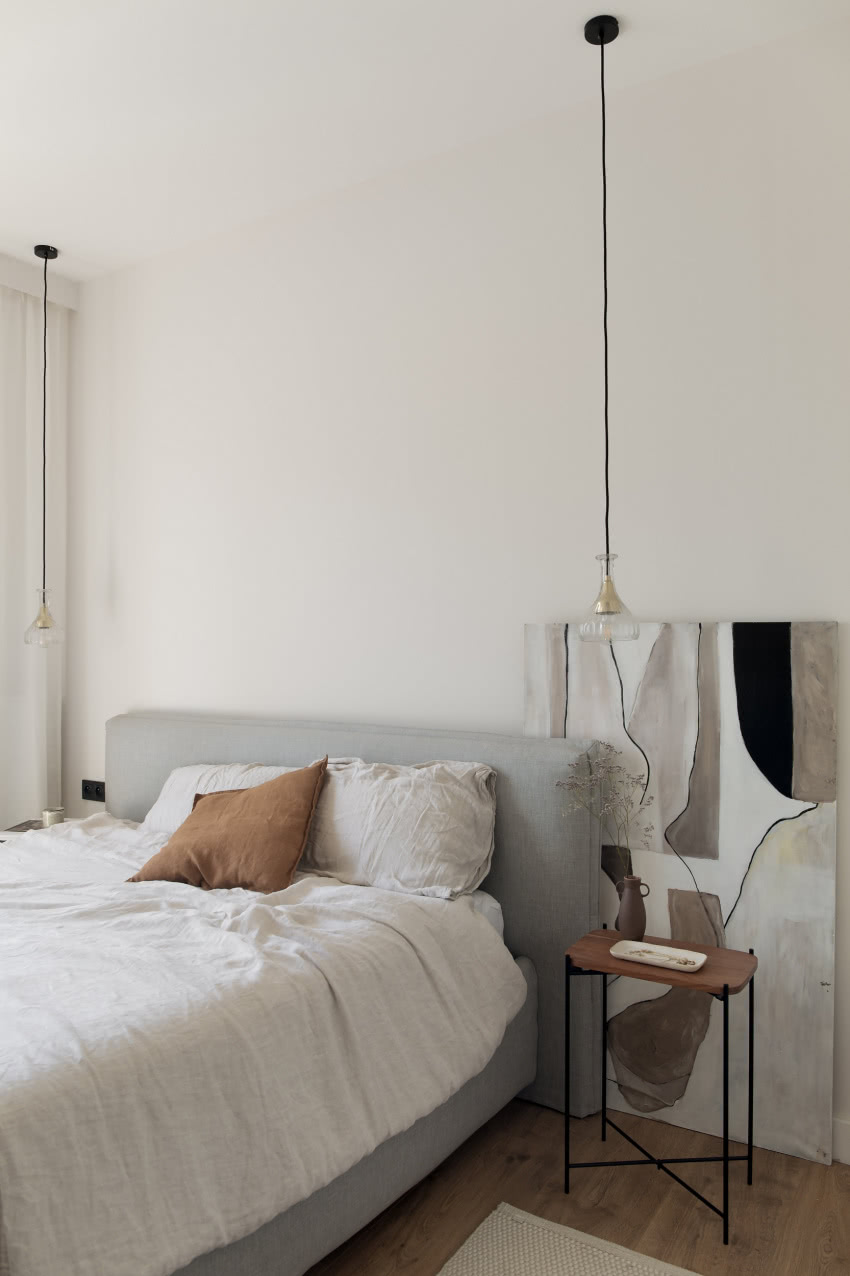 Łóżko marki MTI Furninova, stoliki nocne od Zara...