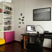 Nowoczesny gabinet - proste meble i czarno-biała...