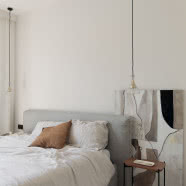 Jasne mieszkanie w stylu japandi. Przypomina scenografię ze znanego filmu!