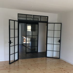 Metalowe ścianki i przeszklenia - jak wyposażyć wnętrze w stylu loftowym? 