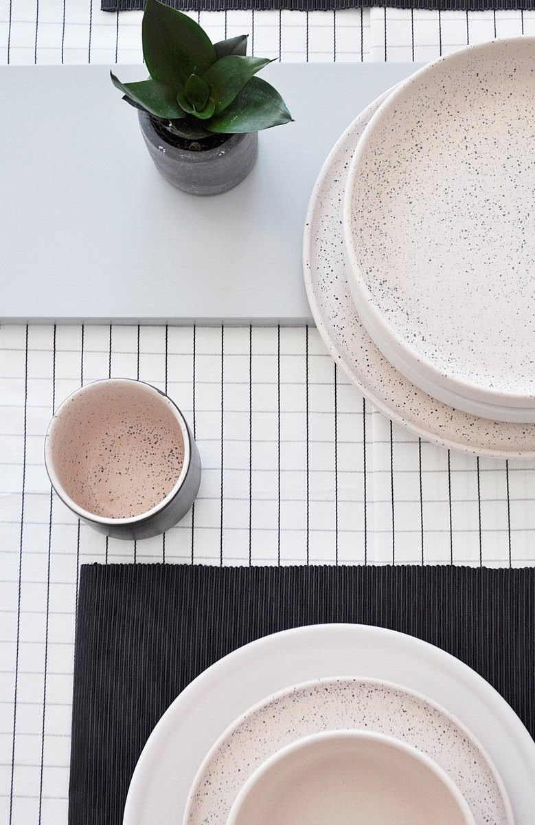 Zestaw Mess i Luna składa się z kilku naczyń
z...