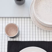 Zestaw Mess i Luna składa się z kilku naczyń
z...