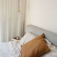 Jasne mieszkanie w stylu japandi. Przypomina scenografię ze znanego filmu!