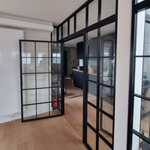 Metalowe ścianki i przeszklenia - jak wyposażyć wnętrze w stylu loftowym? 