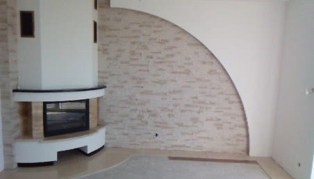 Aranżacja salonu z kominkiem narożnym