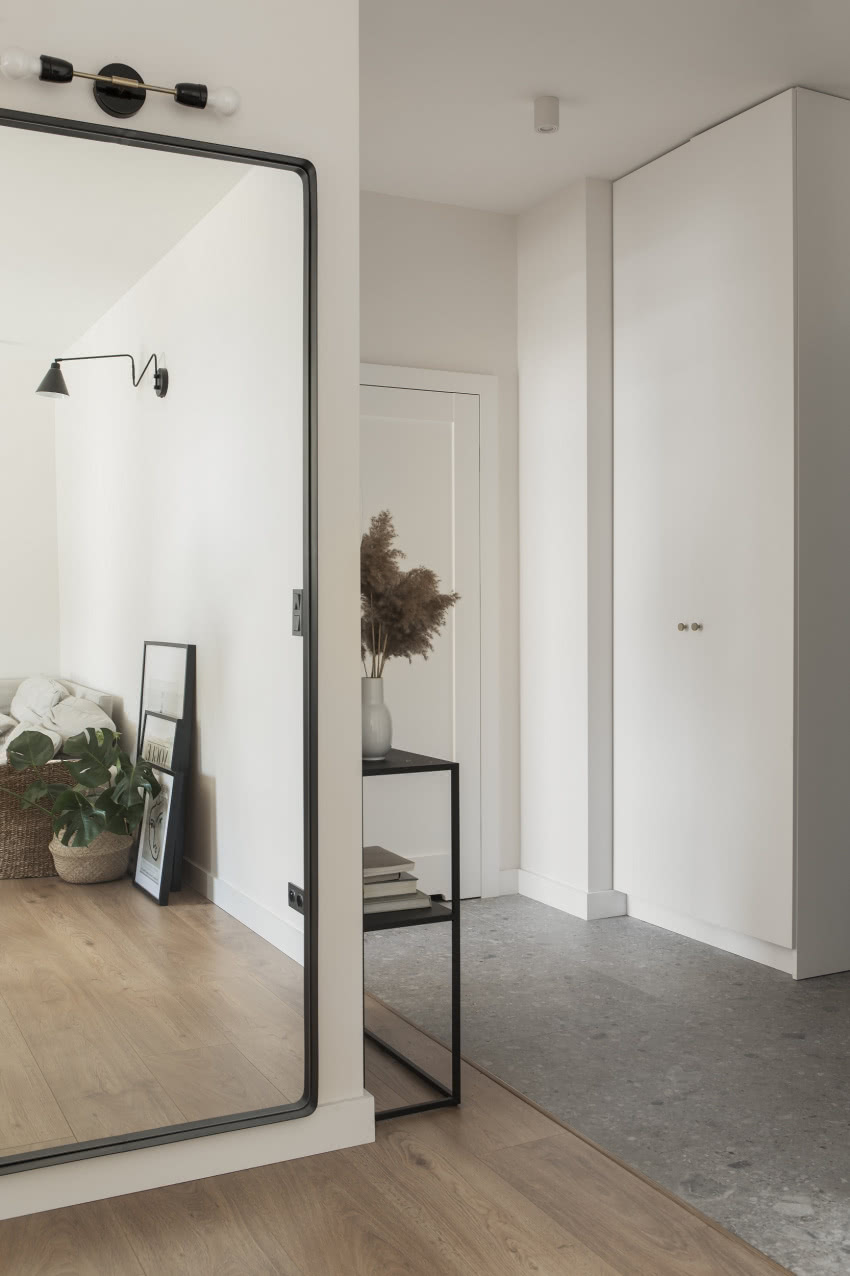 Hol jest prosty i funkcjonalny. Ogromne lustro...