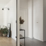 Jasne mieszkanie w stylu japandi. Przypomina scenografię ze znanego filmu!