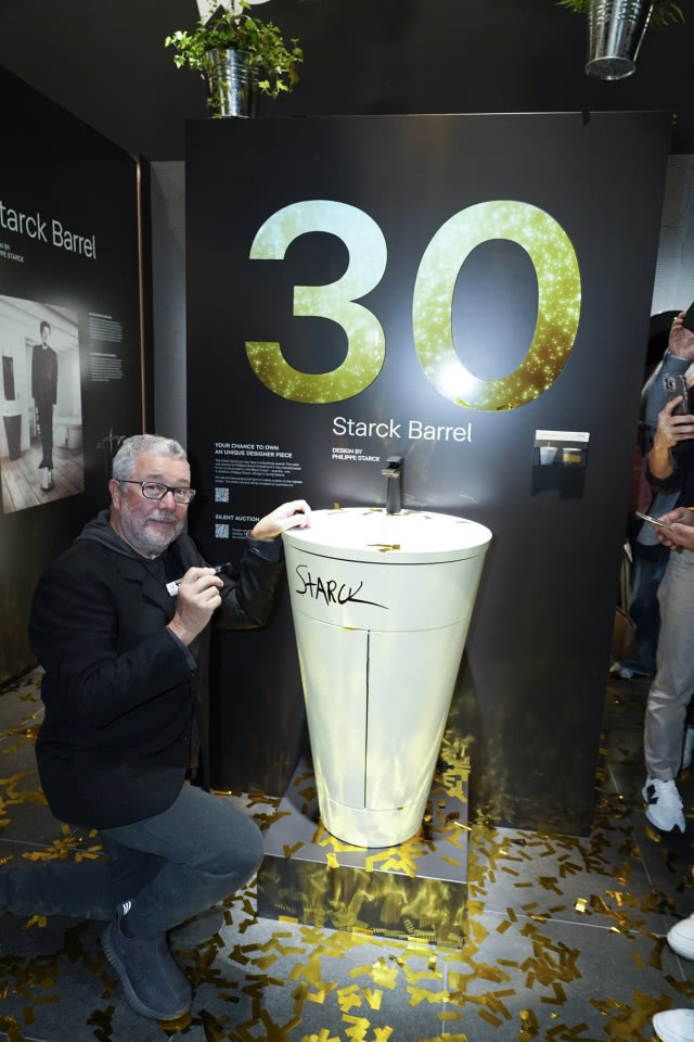 mężczyzna kuca obok umywalki