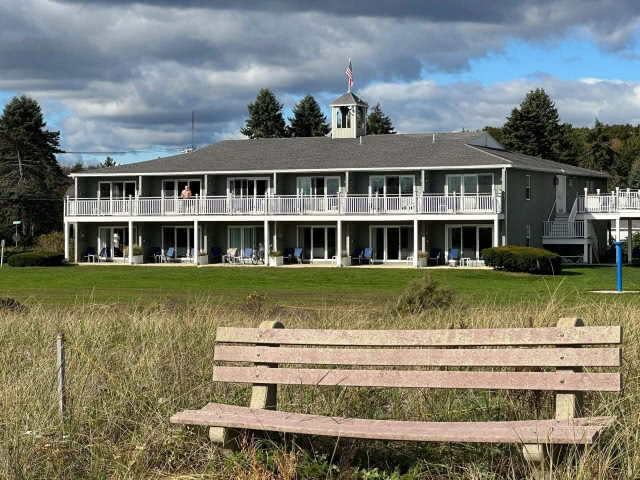 ławeczka na tle hotelu