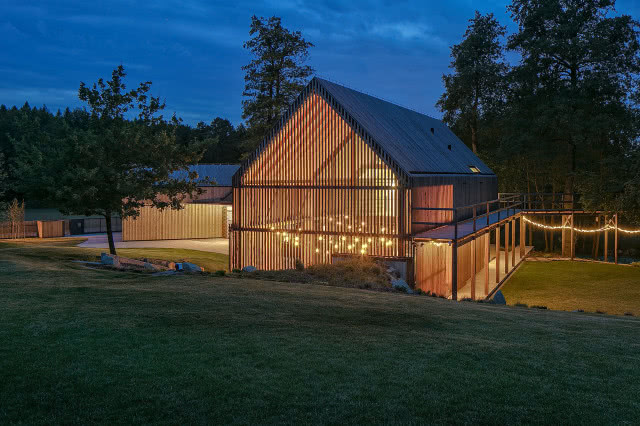 Polska Zagroda - widok na jedną z brył z przeszkleniami