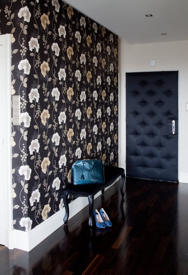 Hol - pikowana okładzina drzwi i tapeta w kwiaty...