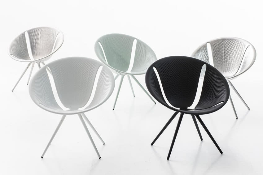 Aluminiowe krzesło Diatom (Moroso) przypomina...