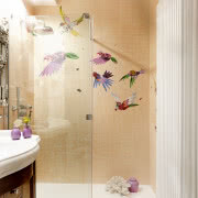 W ogromnym lustrze od Kare Design odbija się...