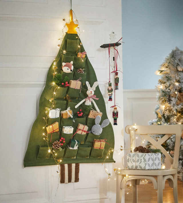 kalendarz w kształcie choinki na drzwiach