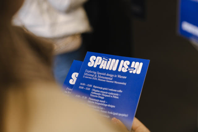 Program wydarzenia SPAIN IS IN w rękach uczestnika, prezentujący agendę spotkania poświęconego hiszpańskiemu designowi.
