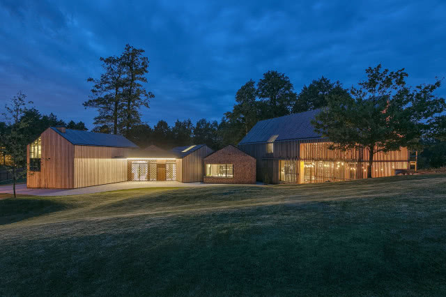 Polska Zagroda - widok na zagrodę z oddali